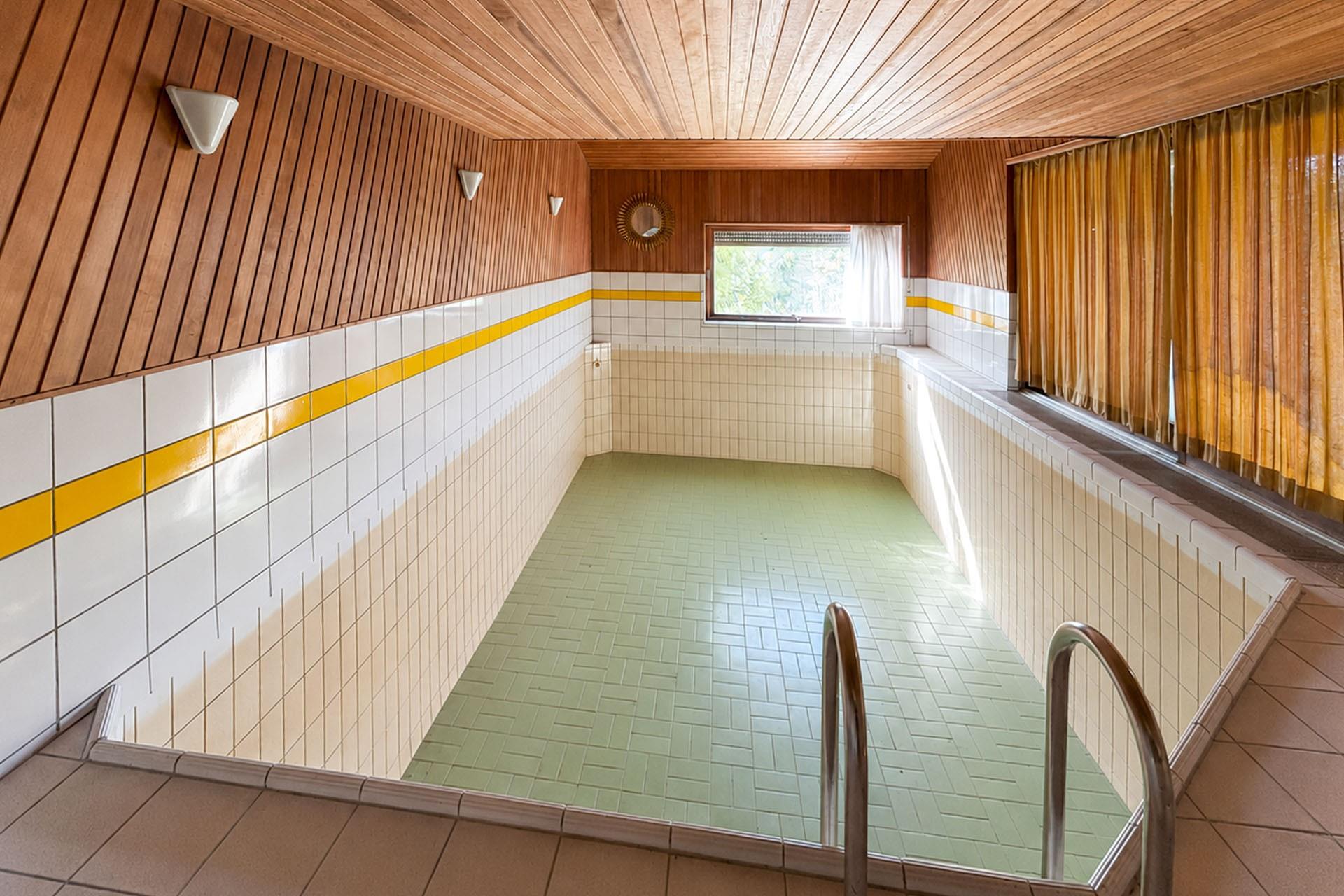 Schwimmbecken