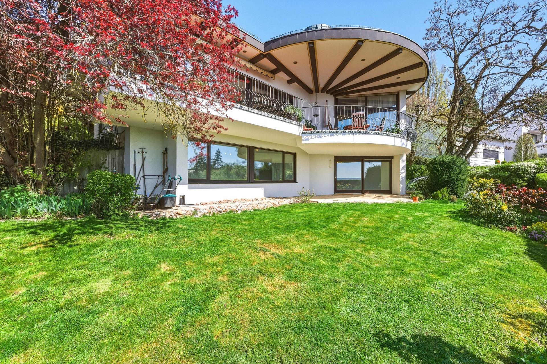 Hausansicht mit Garten