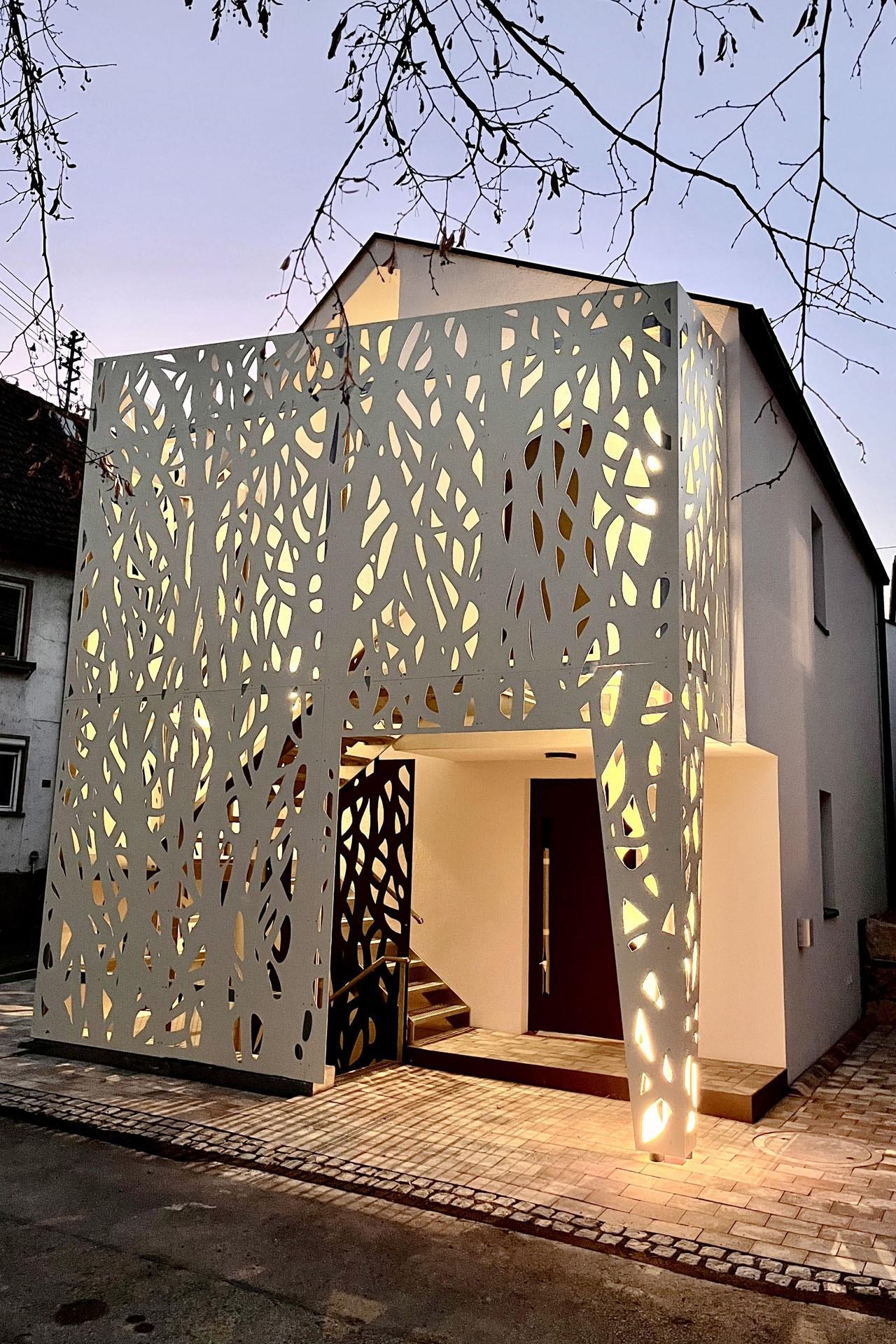 Hausansicht bei Nacht