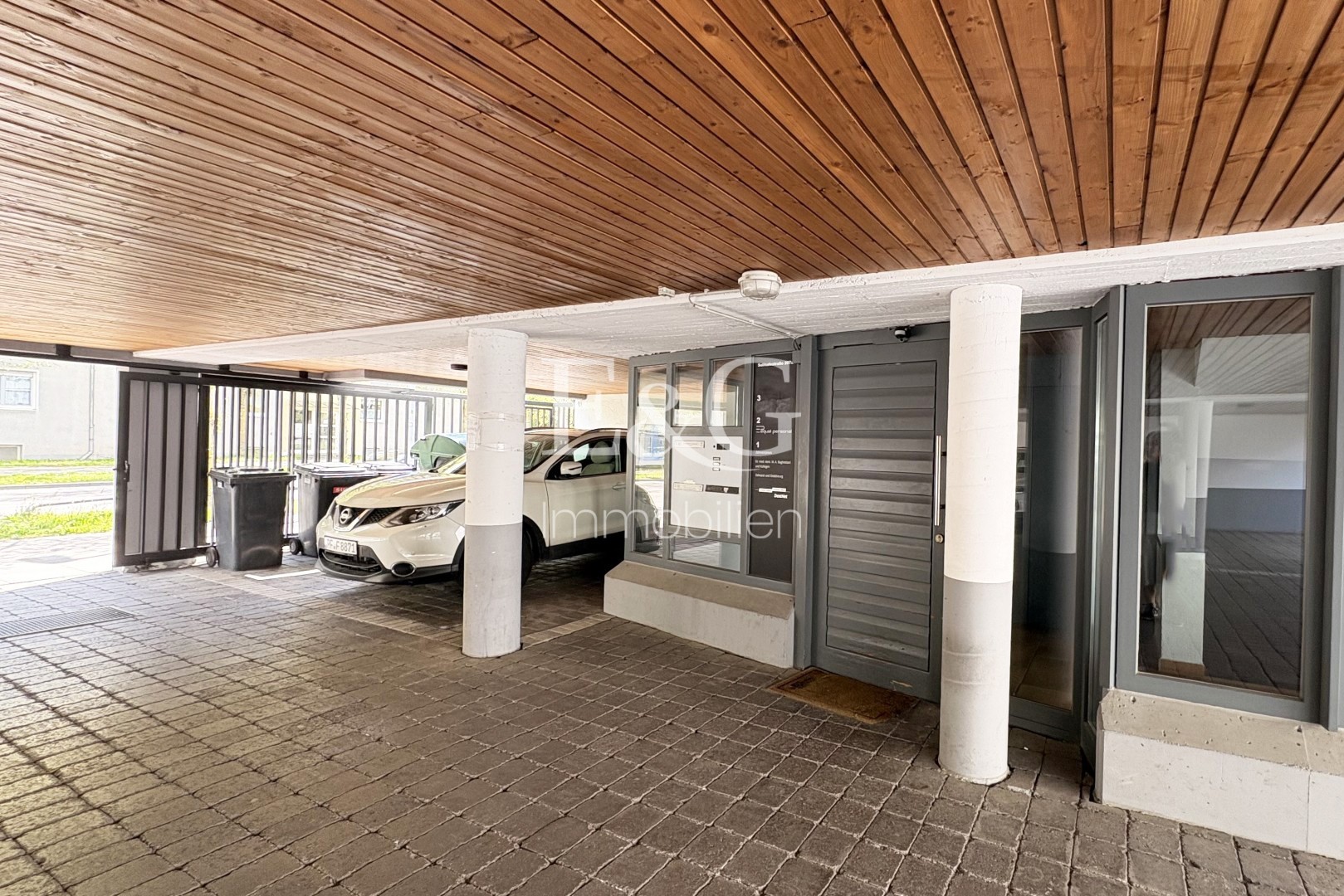 Eingang/Stellplätze