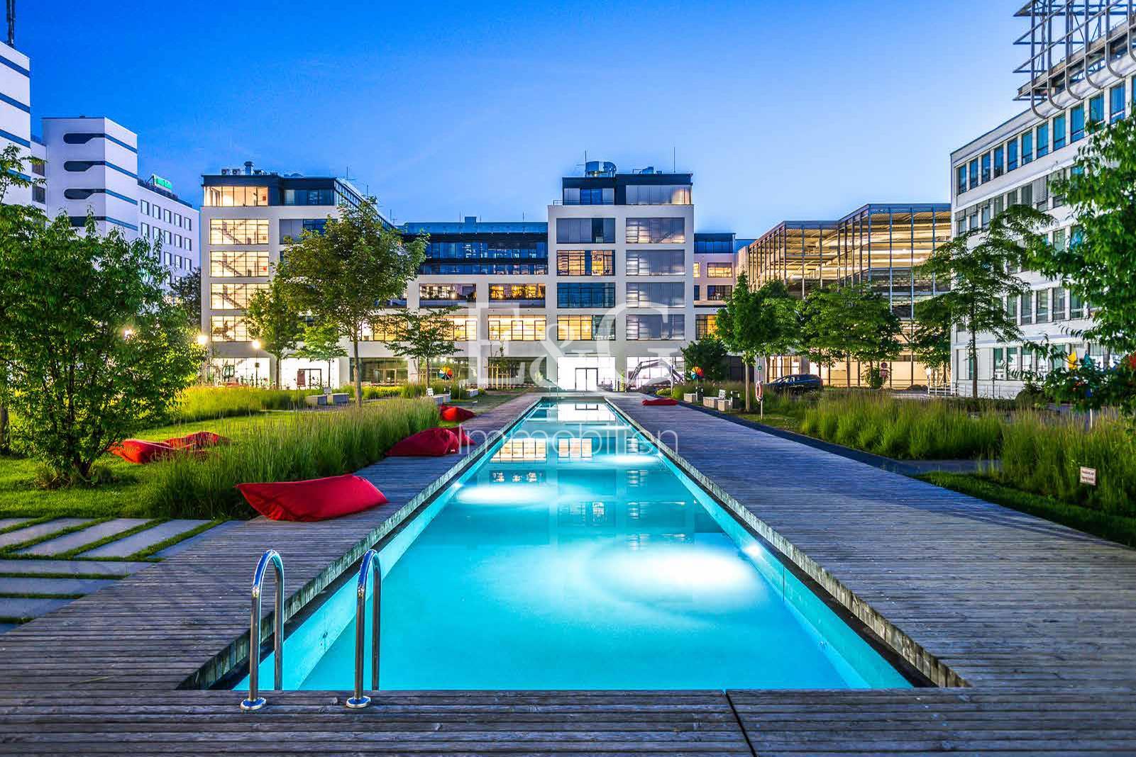 Außenansicht mit Pool